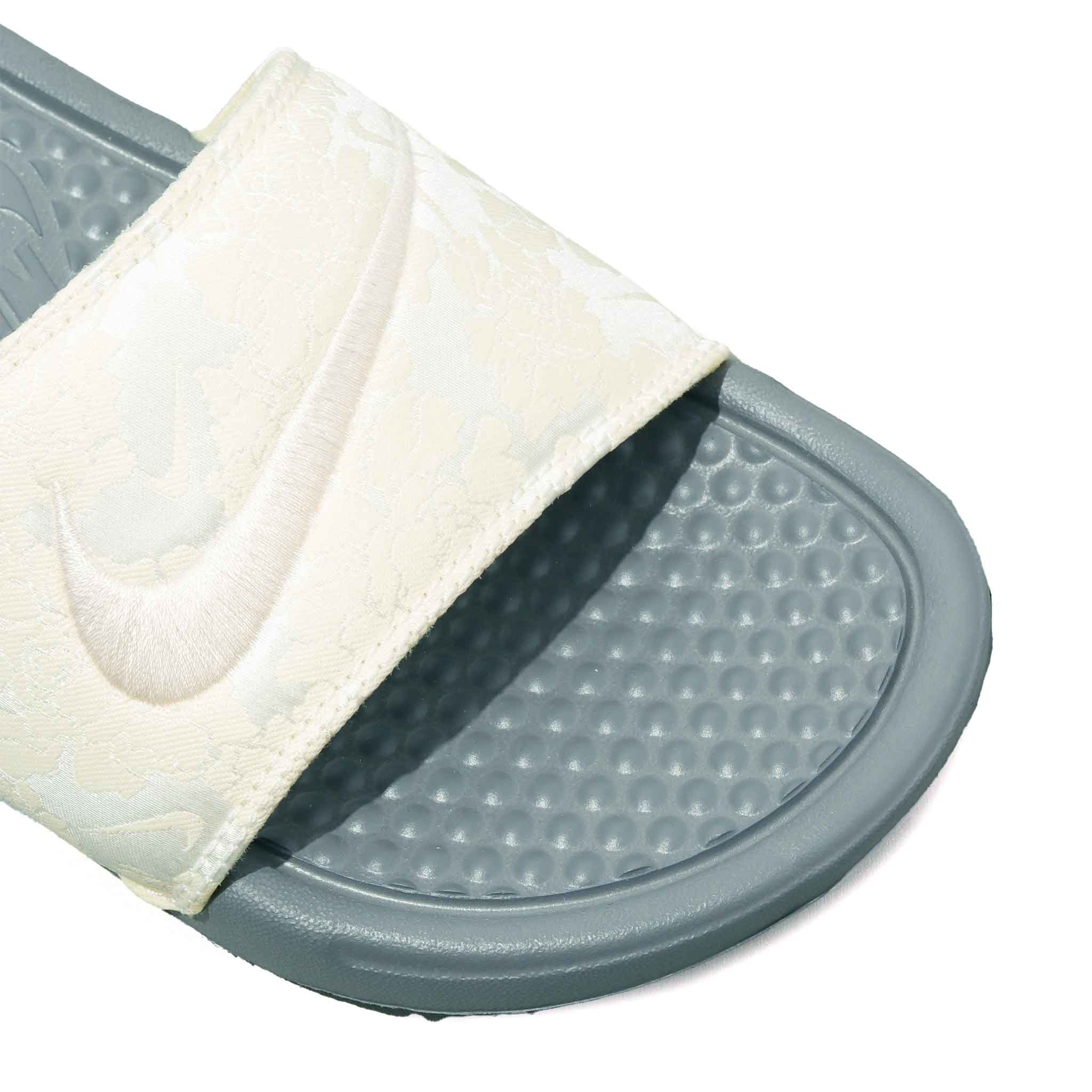 Sandalia NIKE BENASSI Mujer AV0718 002 Gris